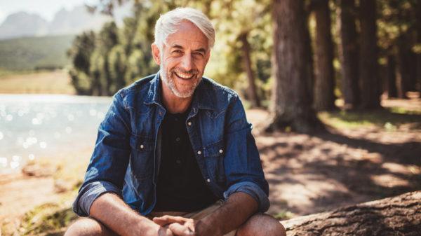 Les meilleures coiffures pour les hommes avec une frange de cheveux gris 