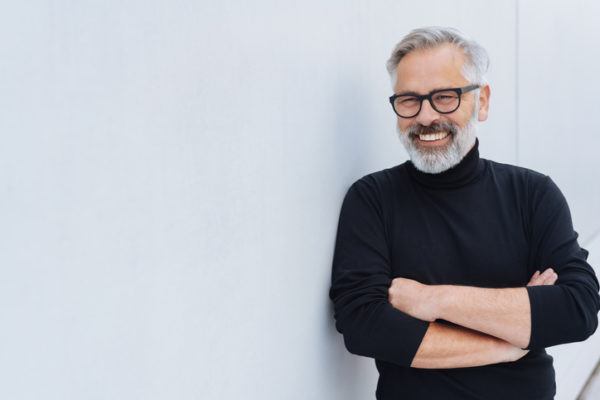 Les meilleures coiffures pour les hommes avec les cheveux gris classiques 