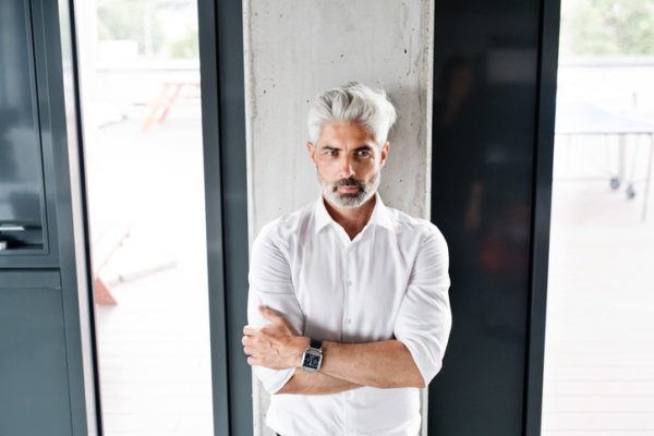 Les meilleures coiffures pour les hommes avec les cheveux gris tupe 