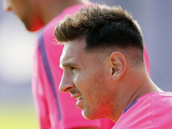 messi-footballers-fashion-messi "width =" 600 "height =" 450 "srcset =" https://cdn.shortpixel.ai/client/q_glossy,ret_img,w_600/https://modaellos.com/wp -content / uploads / 2009/06 / coiffures-footballeurs-mode-messi-600x450.jpg 600w, https://cdn.shortpixel.ai/client/q_glossy,ret_img,w_768/https://modaellos.com/ wp-content / uploads / 2009/06 / coiffures-footballeurs-mode-messi-768x576.jpg 768w, https://cdn.shortpixel.ai/client/q_glossy,ret_img,w_135/https://modaellos.com /wp-content/uploads/2009/06/peinados-futbolistas-de-moda-messi-135x101.jpg 135w, https://cdn.shortpixel.ai/client/q_glossy,ret_img,w_120/https://modaellos. com / wp-content / uploads / 2009/06 / coiffures-footballeurs-mode-messi-120x90.jpg 120w, https://cdn.shortpixel.ai/client/q_glossy,ret_img,w_100/https://modaellos .com / wp-content / uploads / 2009/06 / coiffures-footballeurs-mode-messi-100x75.jpg 100w, https://cdn.shortpixel.ai/client/q_glossy,ret_img,w_56/https:// modaellos.com/wp-content/uploads/2009/06/peinados-futbolistas-de-moda-messi-56x4 2.jpg 56w, https://cdn.shortpixel.ai/client/q_glossy,ret_img,w_147/https://modaellos.com/wp-content/uploads/2009/06/peinados-futbolistas-de-moda-messi -147x110.jpg 147w, https://cdn.shortpixel.ai/client/q_glossy,ret_img,w_300/https://modaellos.com/wp-content/uploads/2009/06/peinados-futbolistas-de-moda- messi-300x225.jpg 300w "tailles =" (largeur maximale: 600px) 100vw, 600px "/></noscript><div class=