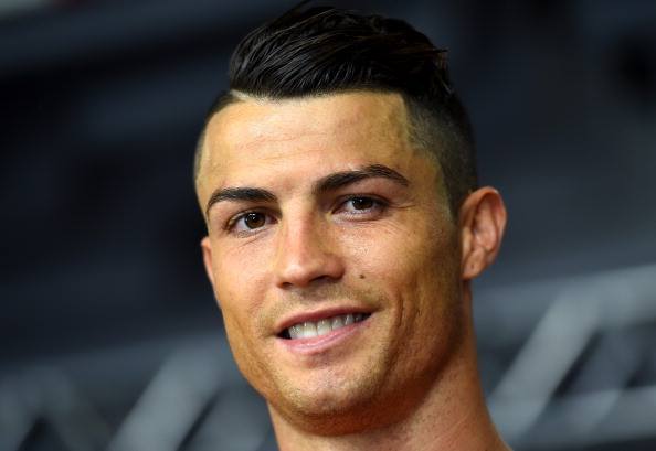 coiffures-footballeurs-mode-cristiano-ronaldo "width =" 604 "height =" 416 "srcset =" https://cdn.shortpixel.ai/client/q_glossy,ret_img,w_594/https://modaellos.com /wp-content/uploads/2009/06/peinados-futbolistas-de-moda-cristiano-ronaldo.jpg 594w, https://cdn.shortpixel.ai/client/q_glossy,ret_img,w_300/https://modaellos. com / wp-content / uploads / 2009/06 / coiffures-footballeurs-mode-cristiano-ronaldo-300x207.jpg 300w "tailles =" (largeur maximale: 604 pixels) 100vw, 604 pixels "/></noscript><div class=
