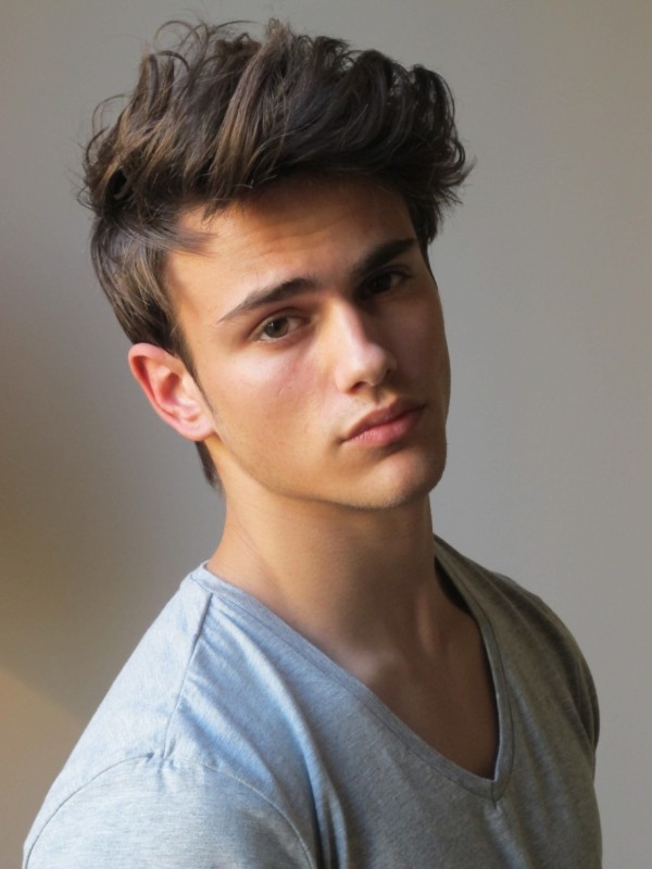 coiffures-homme-san-valentin-tupe "width =" 600 "height =" 800 "srcset =" https://modaellos.com/wp-content/uploads/2015/02/peinados-hombre-san-valentin-tupe -600x800.jpg 600w, https://modaellos.com/wp-content/uploads/2015/02/peinados-man-san-valentin-tupe-768x1024.jpg 768w, https://modaellos.com/wp-content /uploads/2015/02/peinados-hombre-san-valentin-tupe-300x400.jpg 300w, https://modaellos.com/wp-content/uploads/2015/02/peinados-hombre-san-valentin-tupe. jpg 915w "tailles =" (largeur maximale: 600px) 100vw, 600px "/></noscript><div class=