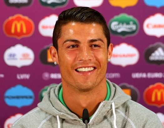 peinado-de-cristiano-ronaldo-para-2015 "width =" 614 "height =" 479 "srcset =" https://modaellos.com/wp-content/uploads/2014/11/peinado-de-cristiano-ronaldo -para-2015.jpg 524w, https://modaellos.com/wp-content/uploads/2014/11/peinado-de-cristiano-ronaldo-para-2015-300x234.jpg 300w "tailles =" (largeur maximale : 614px) 100vw, 614px "/></noscript><img width=