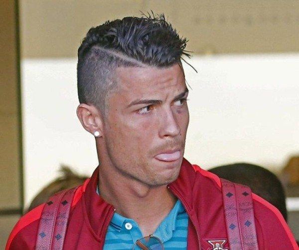 coiffures-cristiano-ronaldo-2016-coupe-très-marqué-avec-rayures-et-rasé-côté "width =" 600 "height =" 501 "srcset =" https://modaellos.com/wp-content/uploads /2015/09/peinados-cristiano-ronaldo-2016-corte-muy-marcado-con-raya-y-lado-rapado-600x501.jpg 600w, https://modaellos.com/wp-content/uploads/2015/ 09 / coiffures-cristiano-ronaldo-2016-coupé-très-marqué-avec-rayure-et-rasé-côté-rasé-300x251.jpg 300w, https://modaellos.com/wp-content/uploads/2015/09/peinados -cristiano-ronaldo-2016-coupé-très-marqué-avec-rayures-et-rasé-côté.jpg 650w "tailles =" (largeur max: 600px) 100vw, 600px "/></noscript><img data-src=