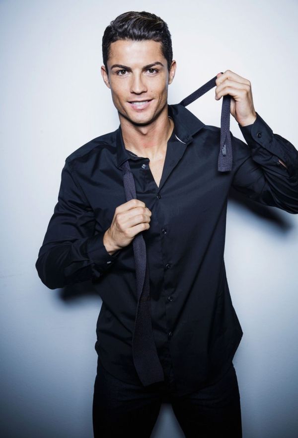 coiffures-de-cristiano-ronaldo-robe-avec-cravate