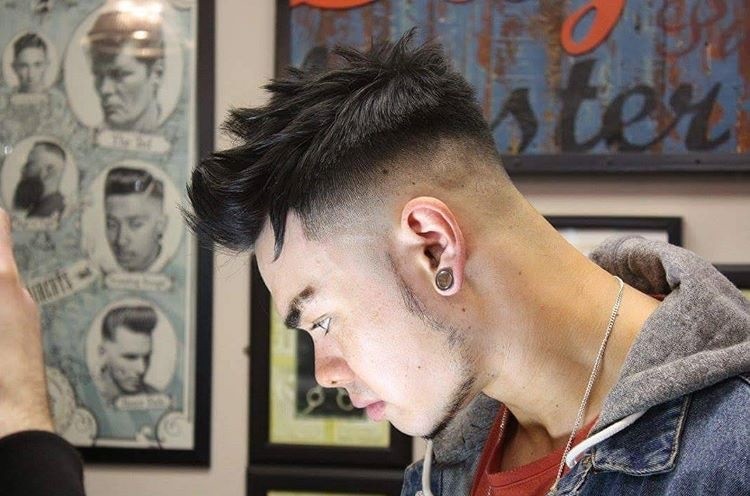 Coupes de cheveux masculins droites 2019: Mohawk