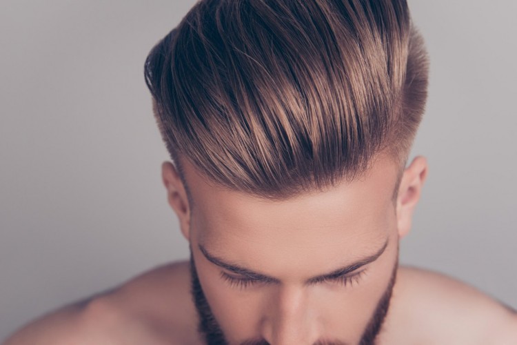 Homme blond aux cheveux raides et à la coupe sociale lissés en arrière tiré en arrière