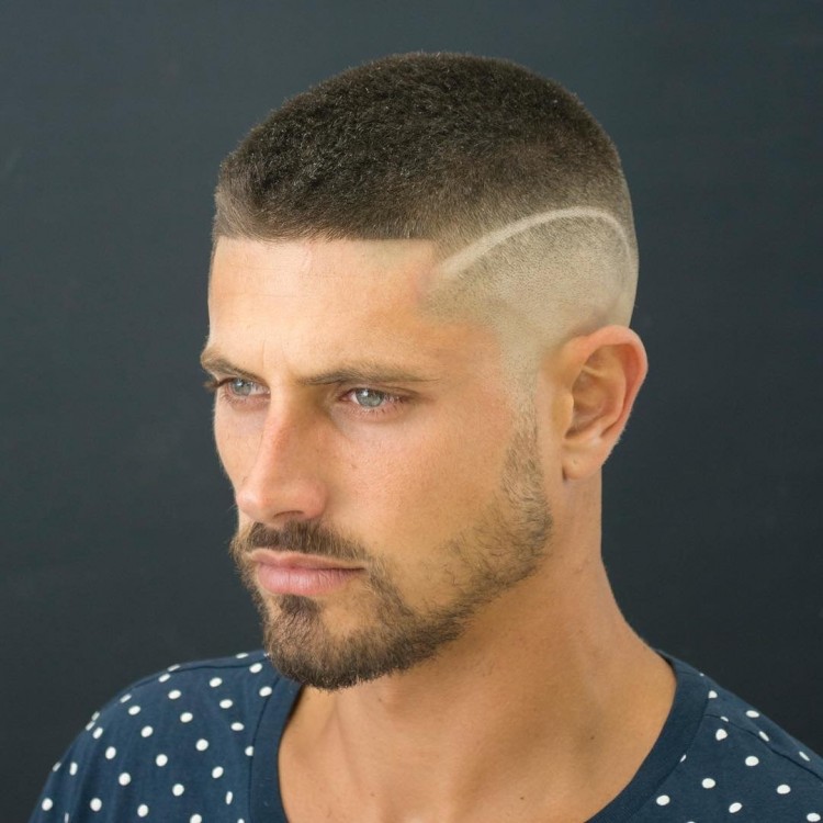 Des coupes de cheveux masculines dégradées avec une rayure pour vous inspirer