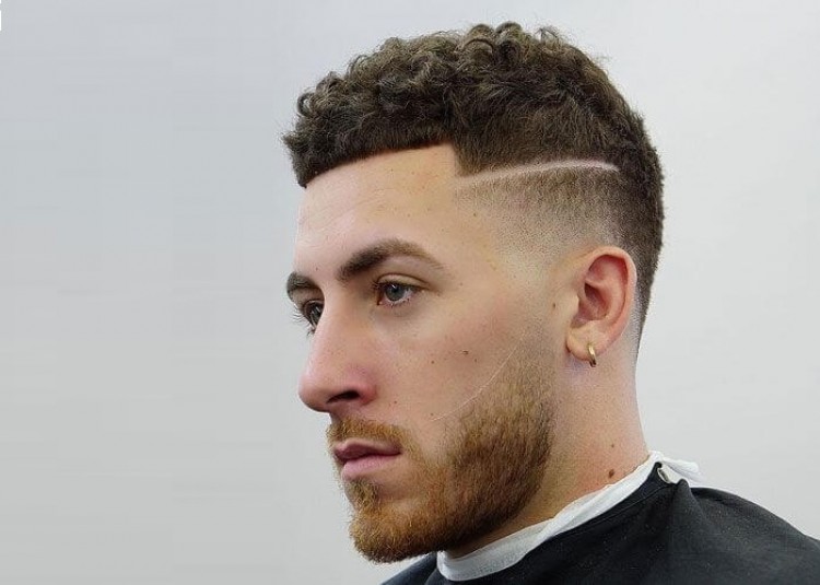 Des coupes de cheveux masculines dégradées avec une rayure pour vous inspirer