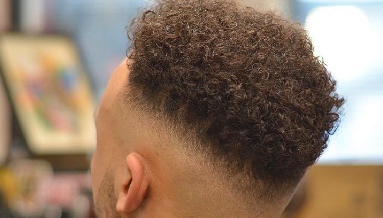 20 coupes de dégradé pour les cheveux bouclés des hommes