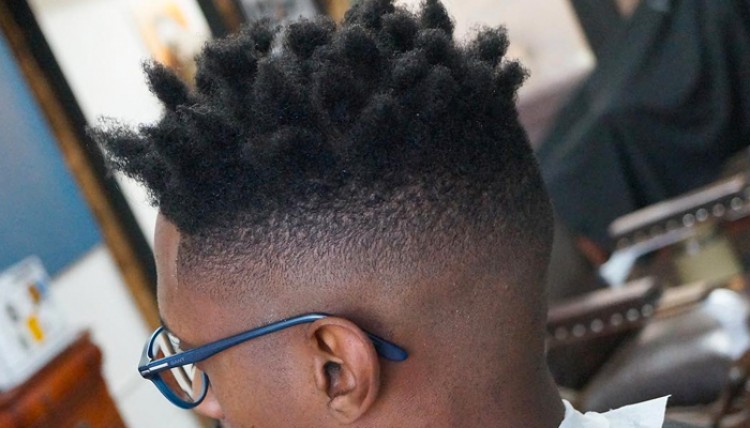 20 coupes de dégradé pour les cheveux bouclés des hommes