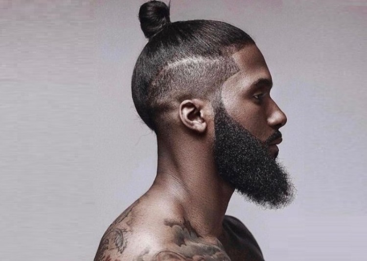 Coupe de cheveux pour hommes bouclés: noeud supérieur ou noeud supérieur