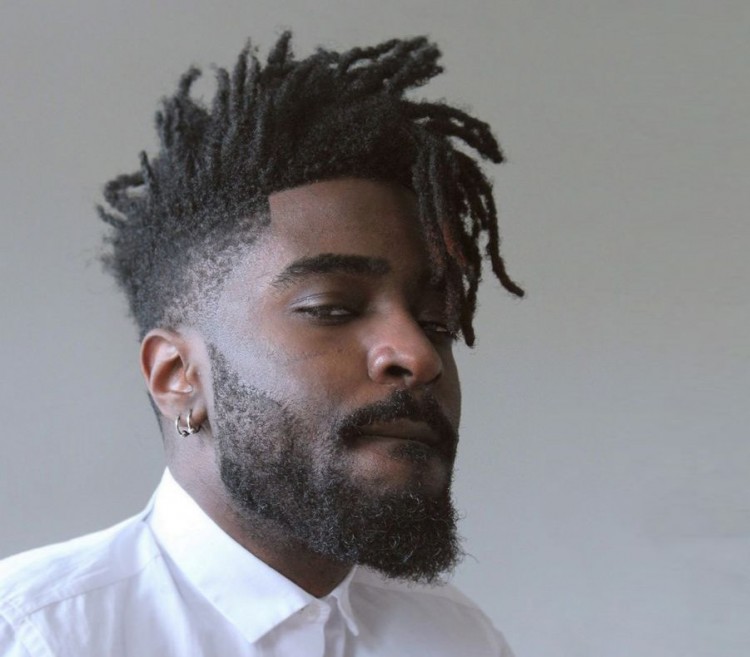 coupe de cheveux masculine avec dreads et dégradé sur les côtés