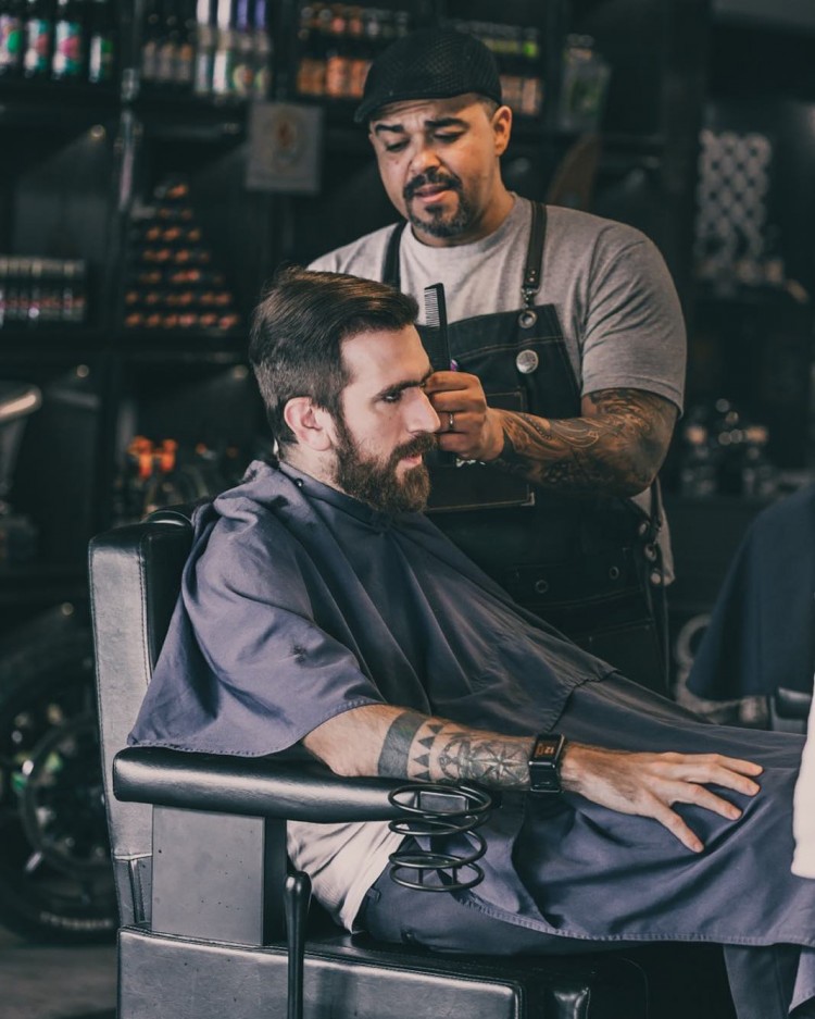 Homme se coupe les cheveux sur une coupe sociale masculine chez corleone barber shop 