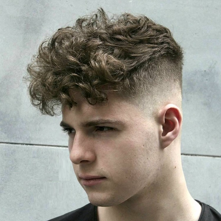 Coupes de cheveux pour hommes Curly 2019: Mohawk avec dégradé