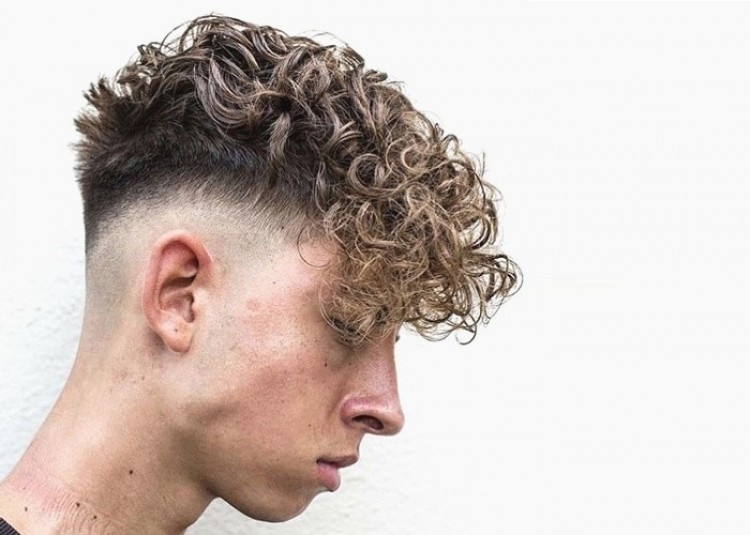 Coupes de cheveux pour hommes bouclés pour 2019: Mohawk avec une frange allongée