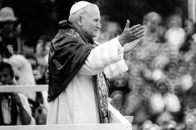 Le pape Jean-Paul 2 était le chef de l'église en 2001