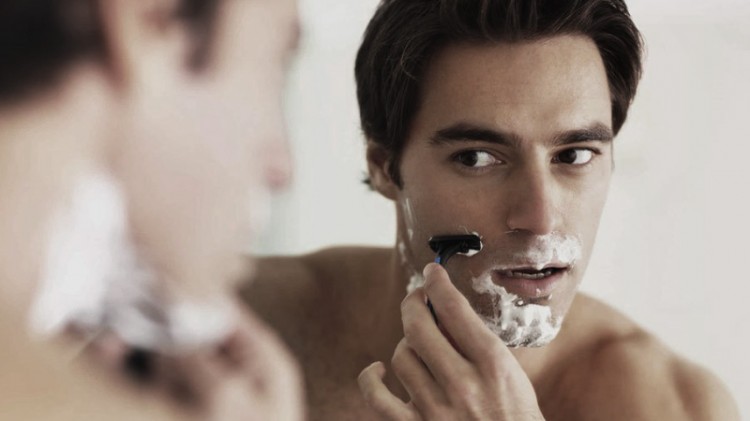 Beard Grow - Le rasage de la barbe fait pousser les cheveux? - Homme rasant sa barbe