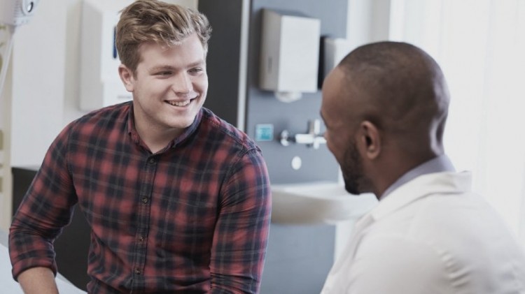 Barbe en pleine croissance - Obtenez des conseils médicaux - Un homme parle à un médecin