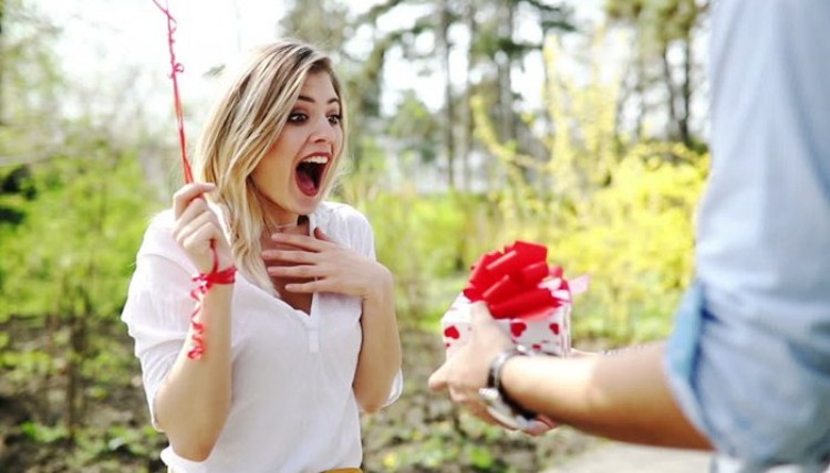 Cadeaux Saint Valentin 2019 qui feront paniquer votre petite amie!