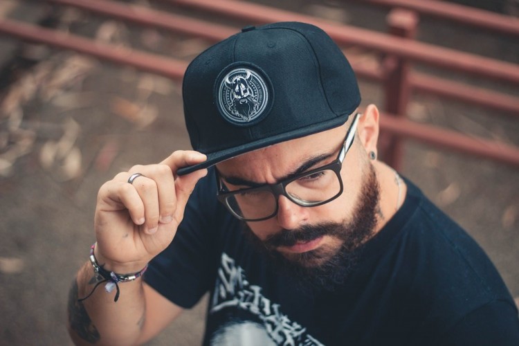 La casquette droite Snapback Six Panel est une édition limitée exclusive de la marque