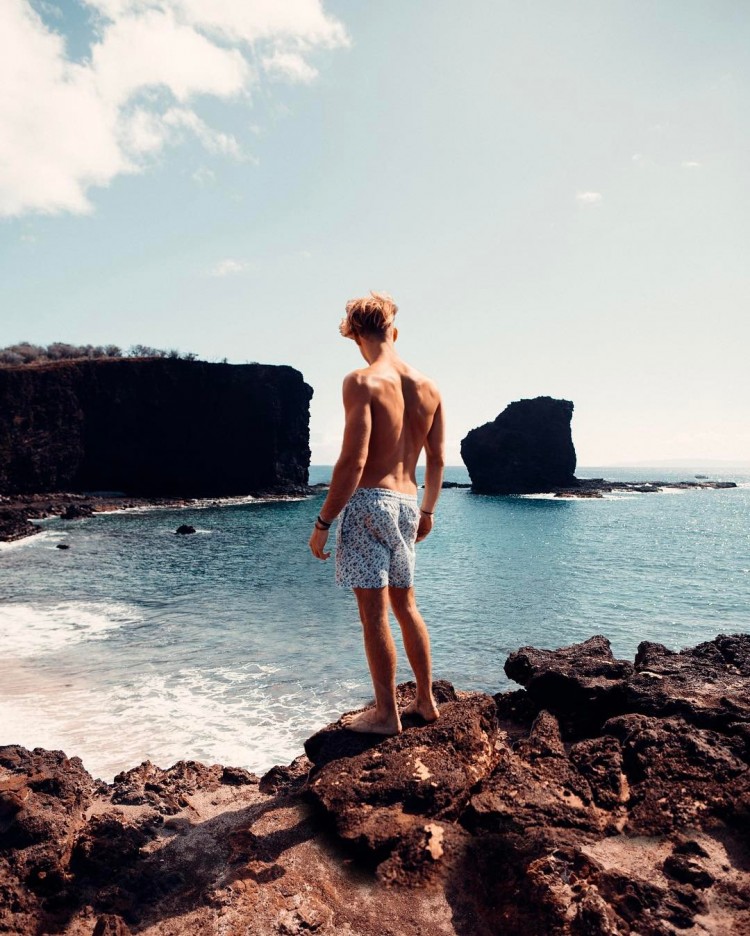 Vêtements de plage pour hommes: 5 conseils pour rester élégant en été