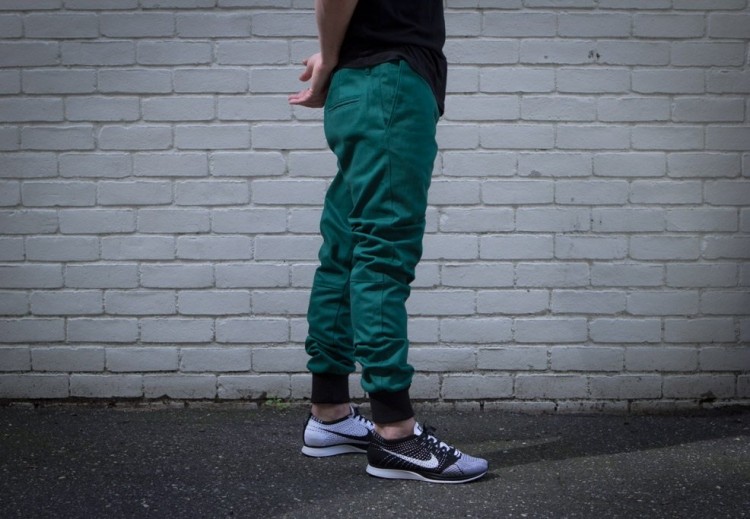 Sneakers et pantalons de jogging pour hommes: voir les combinaisons streetwear pour l'inspiration! 