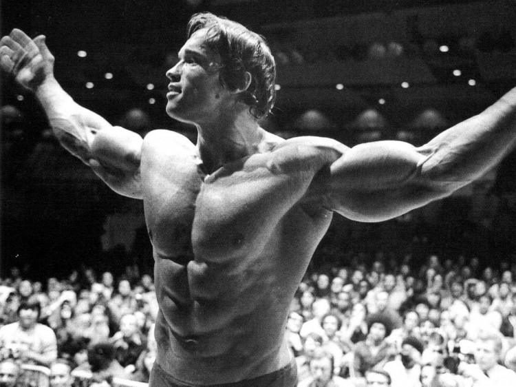 5 exercices d'Arnold Schwarzenegger pour avoir un corps fort!