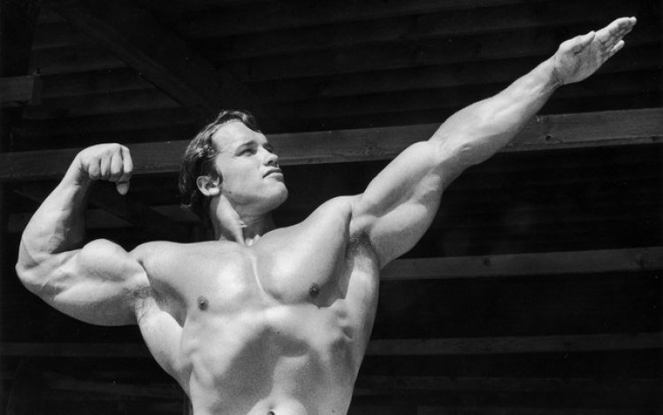 5 exercices d'Arnold Schwarzenegger pour avoir un corps fort!