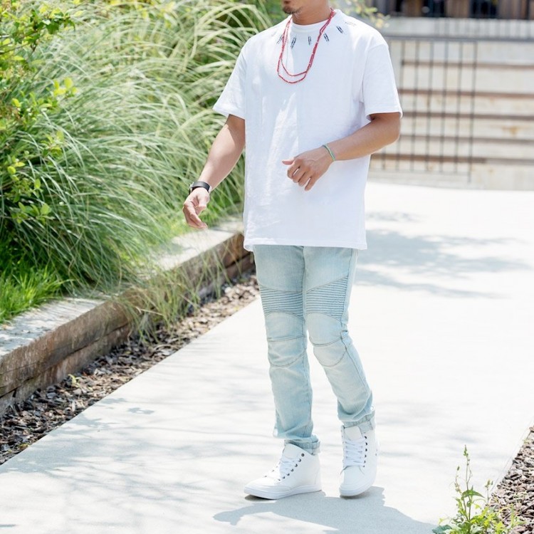 Look jean avec des baskets blanches