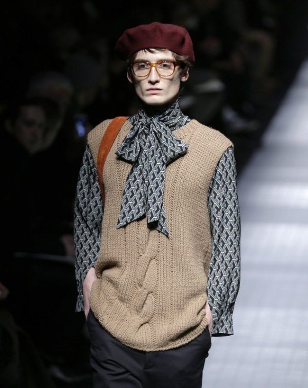 Un mannequin porte une création de la collection automne-hiver 2015-2016 pour hommes Gucci, qui fait partie de la Fashion Week de Milan, dévoilée à Milan, en Italie, le lundi 19 janvier 2015. (AP Photo / Antonio Calanni)