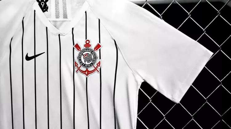 Le nouvel uniforme des Corinthians est un hommage au phénomène Ronaldo! 