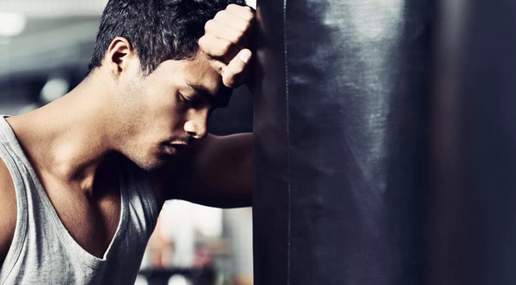 Homme fatigué et impuissant au gymnase 