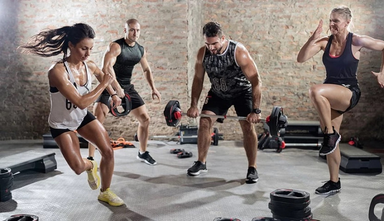 Groupe de personnes faisant de la formation HIIT 