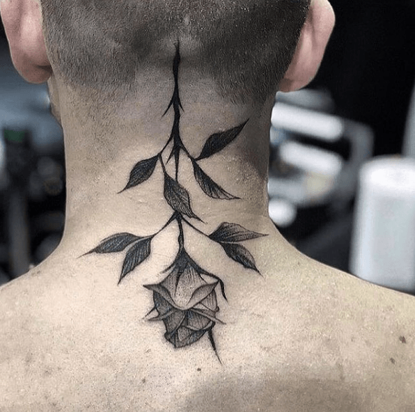 Tatouages ​​roses pour hommes 2021 sur la nuque noire et à l'envers