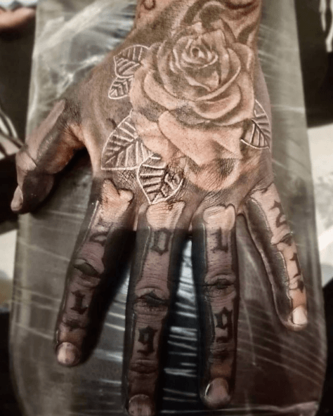 Tatouages ​​roses pour hommes 2021 main noire