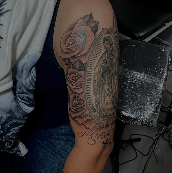 Tatouages ​​roses pour hommes 2021 avec la Vierge Marie