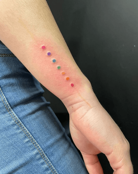 Tatouages ​​minimalistes pour hommes 2021 points colorés