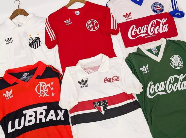 Les friperies se distinguent par la vente de vieux maillots de football