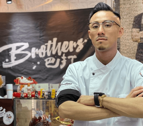 Coiffures et coupes de cheveux pour hommes avec peu de cheveux et avec des entrées barbiche coupe en équipage