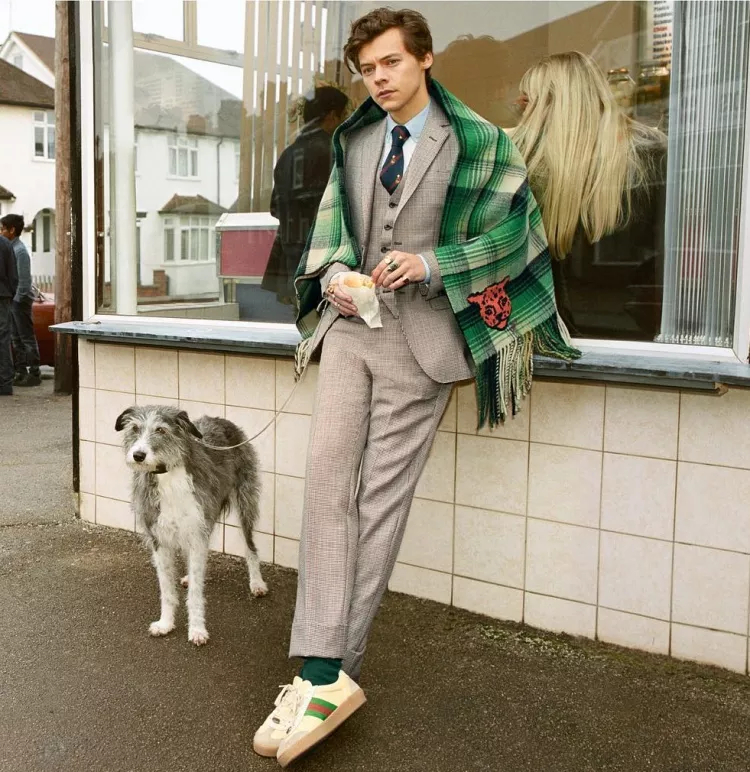 Harry Styles montre que le costume complet avec des baskets fonctionne