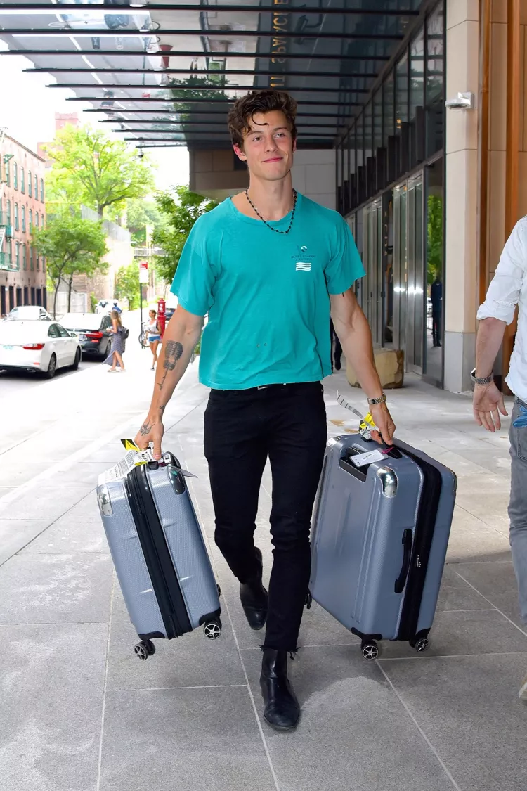 Shawn Mendes avec un pantalon skinny et un t-shirt