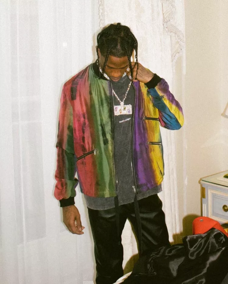 Travis Scott montre comment porter un blouson aviateur