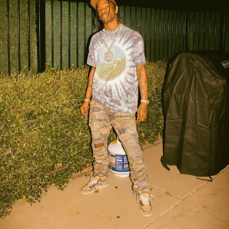 Travis Scott montre comment transpirer le tie-dye