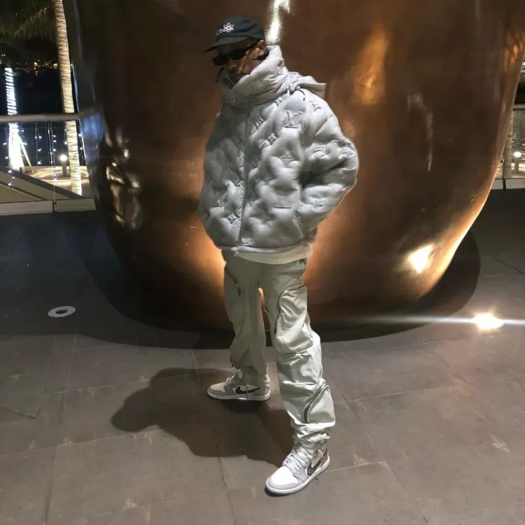 Travis Scott montre comment porter une veste surdimensionnée