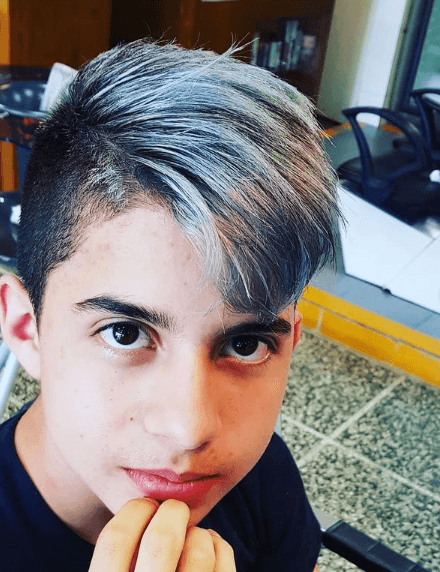 Coupes de cheveux pour adolescents 2022 teinte blanche