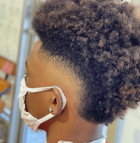 Coupes de cheveux pour adolescents 2022 Mohawk Curly