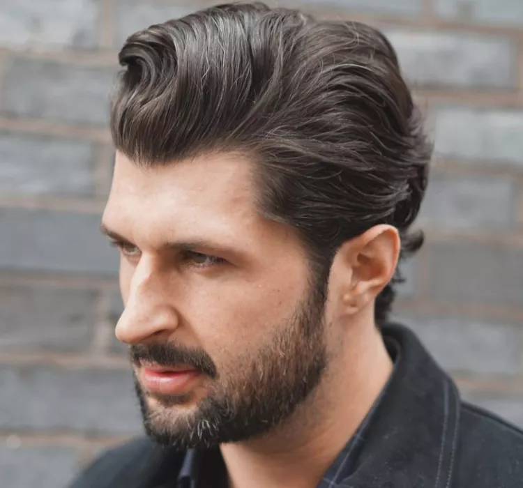 Coupe de cheveux pour hommes avec des cheveux ondulés