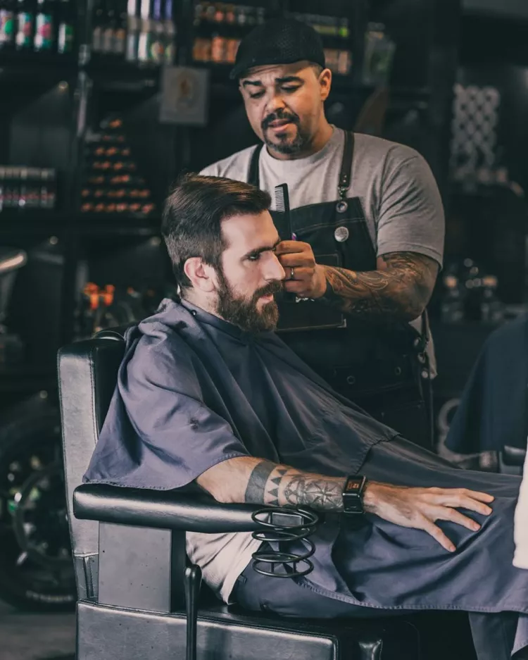 Homme se faire couper les cheveux à une coupe de cheveux sociale masculine au salon de coiffure Corleone 