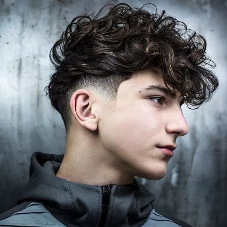 Coupes de cheveux chez les adolescents pour 2020 LATERAL SHAVED CACHEADO (1)